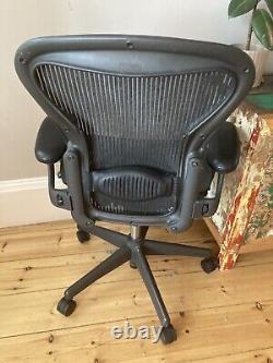 BLACK MESH HERMAN MILLER AERON Office Chair FULLY LOADED POSTURE-FIT SIZE B Desk